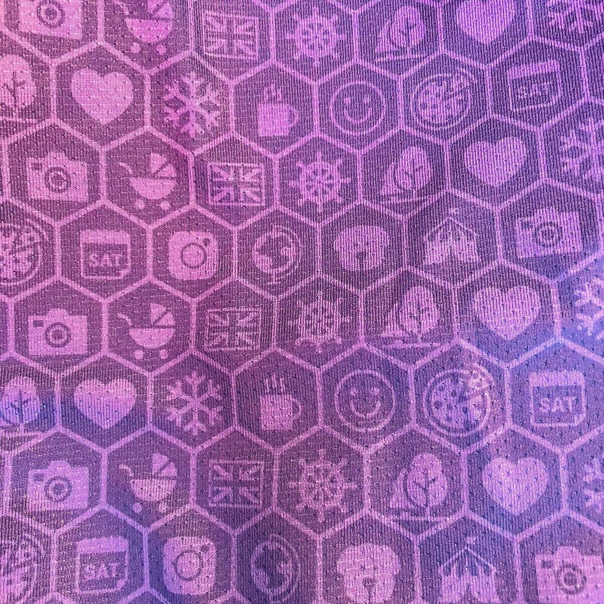 Фоновый узор футболки отсылает к памятным событиям, тематическим забегам и к символам паркрана и парковых забегов.