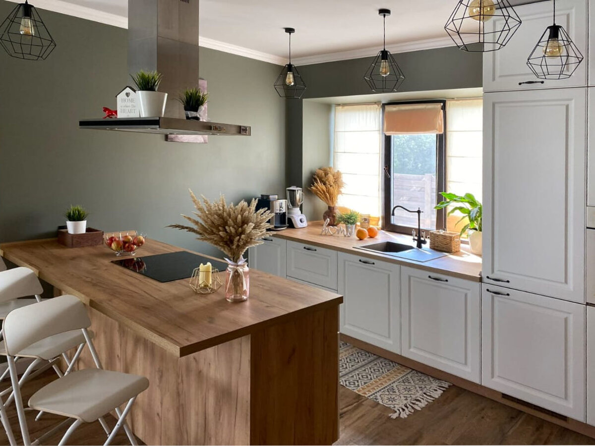 Проект кухни Nicolle в стиле неоклассика с компактным функциональным островом с варочной и обеденной зоной