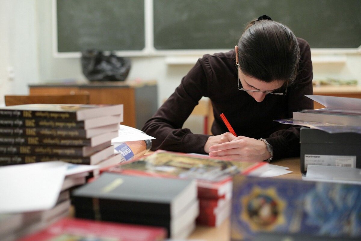 На некоторые вопросы от заключенных можно ответить, только обложившись  богословской литературой