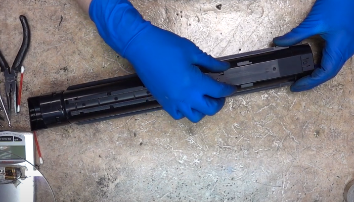 Фото 10. Задвигаем длинную крышку до щелчка фиксаторов