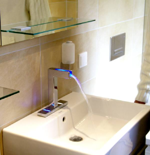 Смеситель с индикацией температуры воды - холодная 
