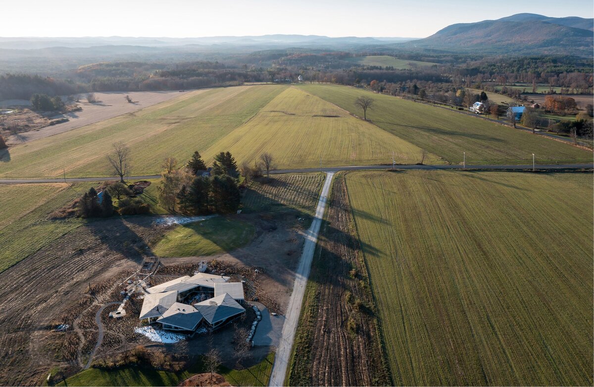 Источник изображения - https://static.dezeen.com/uploads/2022/09/flower-house-no-architecture-architecture_dezeen_2364_col_9.jpg