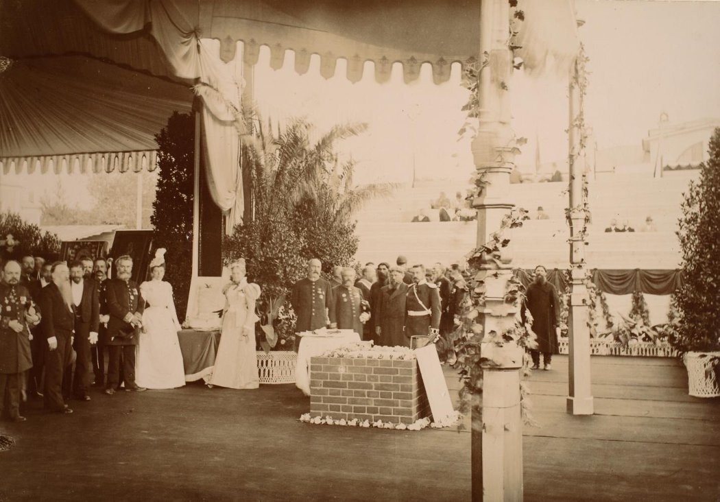 📷1898. Закладка здания Музея. В центре – павильон, где происходила церемония, справа – трибуны для гостей. Фото К.А. Фишера