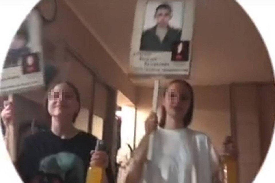     Девушки танцевали с портретами погибших героев ФОТО: соцсети