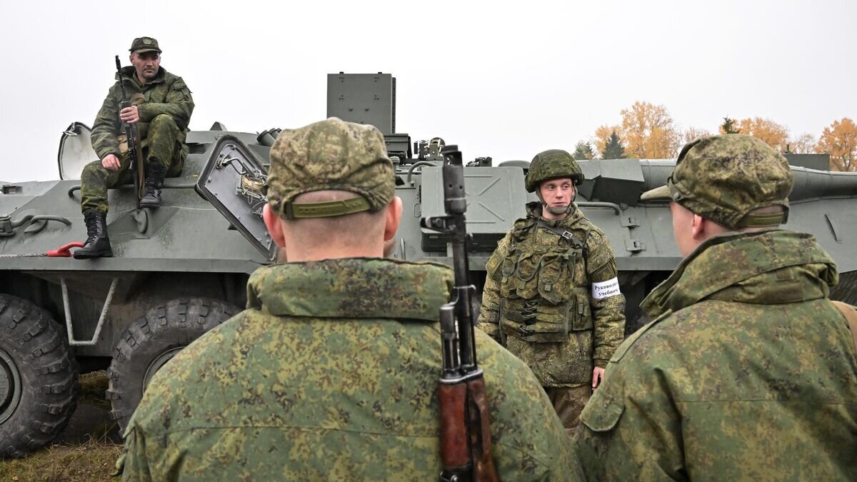    Военнослужащие из числа мобилизованных проходят обучение на военных сборах в Подмосковье© РИА Новости / Илья Питалев