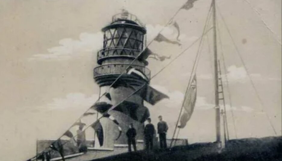 1900 году три смотрителя маяка Фланнан-Айлз у западного побережья Шотландии исчезли при загадочных обстоятельствах. На маяке работала команда из трёх человек (Томас Маршалл, Джеймс Дукат и Дональд Макартур), а четвёртый мужчина работал на берегу. 26 декабря 1900 года он приплыл к маяку, но никого не обнаружил. Единственным признаком того, что там что-то произошло, был опрокинутый стул возле кухонного стола. Тела так и не были найдены, что привело к бесконечным спекуляциям.Официальное расследование пришло к самому очевидному выводу: всех трех смотрителей смыло шквалом в океан. Подробную картину трагедии установить не удалось, а потому для многих такого банального объяснения оказалось недостаточно. Теории варьируются от утопления до похищения иностранными шпионами, кораблём-призраком или гигантским морским чудовищем. Что бы ни случилось в декабре 1900 года на маяке Фланнан-Айлз, мы, возможно, никогда этого не узнаем.