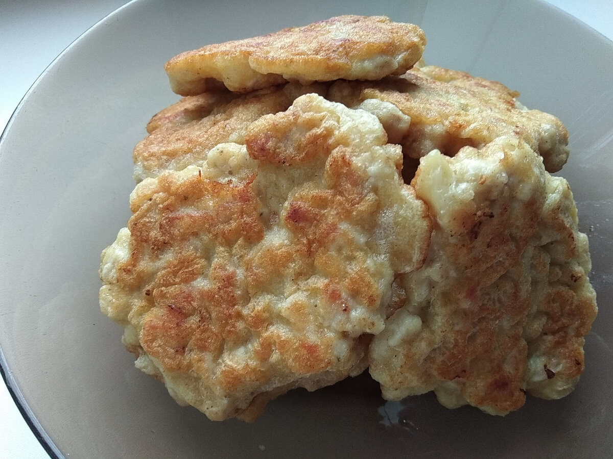 Мясные "оладушки". Идеально для тех, кто занят! Это блюдо в виде полуфабриката (мясного "теста") будет "дежурить" в Вашем холодильнике ДО НЕДЕЛИ!!! Выкладываются на сковороду ложкой и жарятся по паре минут с каждой стороны!