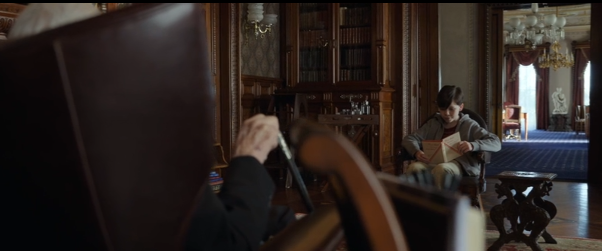 В начале фильма мы знакомимся с мальчиком, который позже предстает уже подростком