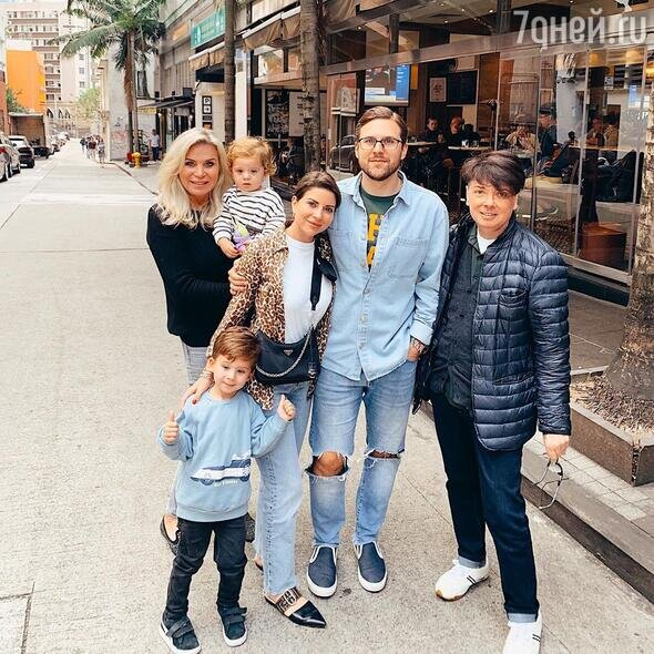    Галина Юдашкина с родителями, мужем и детьми Личный архив