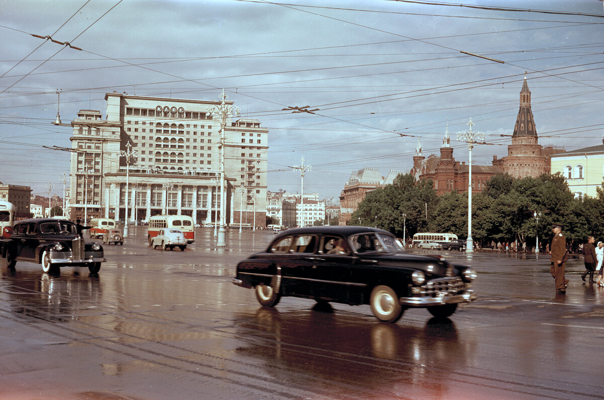 Москва 60-ых. Вполне себе мирная и тихая, если не представлять ее местом действия повести "Говорит Москва"