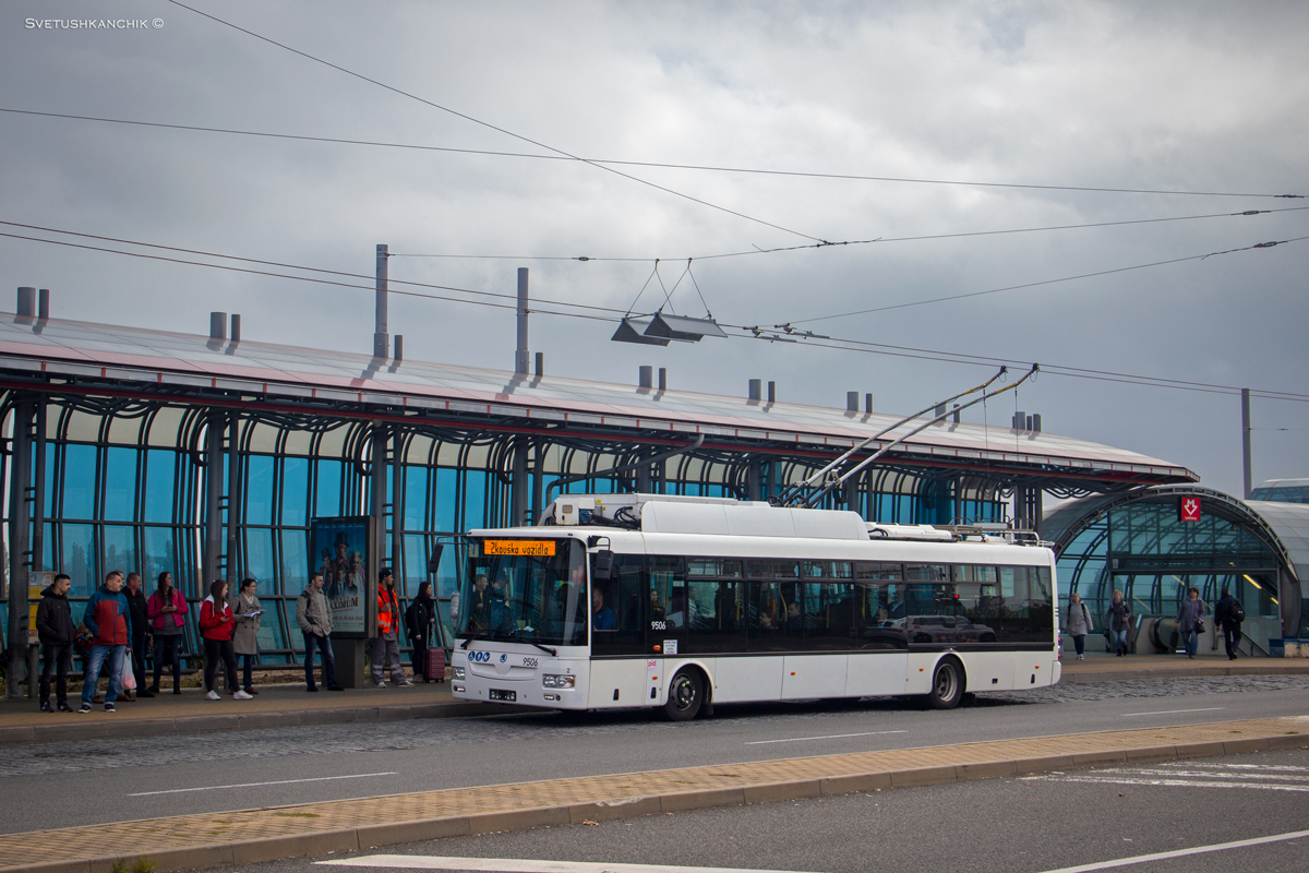 Машина Škoda-30Tr SOR из г. Градец-Кралове в Праге, источник фото https://transphoto.org/photo/1675864/, автор 