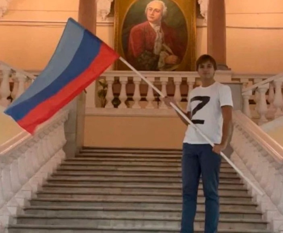 Помощник президента России, председатель Российского военно-исторического общества Владимир Мединский обратил внимание на травлю студента МГУ за патриотическую позицию и отметил, что на журфаке этого университета работает большое число преподавателей с либеральными взглядами. «Специальная военная операция предполагает специальное отношение к происходящим событиям», — приводит РИА Новости его слова на презентации книги члена научного совета РВИО Владимира Кикнадзе «Сила V правде».
Мединский заявил о необходимости разъяснять цели спецоперации тем, кто их не понимает.
«Мы находимся в самом центре нашей любимой столицы, где процент молодёжи, плохо понимающей, сильно выше среднего по стране. Через дорогу — журфак МГУ, где затравили парня», — отметил он.
Мединский подчеркнул, что на факультете журналистики работает большое число преподавателей с либеральными взглядами.
По его мнению, преподаватели гуманитарных дисциплин должны доносить правду, основанную на документальных фактах.
***
В этой новости прекрасно всё.

Начнем с того, что МГУ - один из крупнейших, старейших и, как следствие, лучших вузов страны, где учится, не побоюсь этого слова, будущая элита нации. Если в подобном учебном заведении травят за патриотическую позицию - в другие вузы и заглядывать-то боязно.
Из слов Владимира Ростиславовича может сложиться впечатление, что авторами травли студента являются преподаватели - меж тем, как травлю организовали сокурсники (подробнее - по ссылке: https://vk.com/wall-142978854_243606?w=wall-142978854.. ). Правда, справедливости ради, к пожеланиям смерти юному патриоту со стороны однокурсников присоединились, как сообщается, и некоторые преподаватели. И тем не менее, началось всё с поста молодого человека о посещении патриотического концерта, и последующей за этим реакции. А это говорит не только о том, чему учат в МГУ, но и о том, кто там учится в принципе. Поскольку, как я сказал выше, в МГУ учится будущая элита, то чужие там (за редчайшим исключением) не ходят. Детки туда приходят из вполне определенной среды со вполне сформированным мнением. И непохоже, чтобы Владимир Ростиславович про это не ведал.
Собственно, сам Владимир Ростиславович косвенно это и подтвердил, сообщив, что "в самом центре нашей любимой столицы процент молодёжи, плохо понимающей, сильно выше среднего по стране". С одной стороны - дякуемо за честность, с другой стороны - сам Владимир Ростиславович после таких слов должен был пойти и убиться об угол. Ибо, возглавляя с 2012-го по 2020-й годы пост Министра культуры, Владимир Ростиславович был тем самым человеком, который отвечал в т.ч. за донесение до ширнармасс в доступной форме историко-культурного наследия России и, как следствие, за формирование пресловутого понимания целей и задач политики государства вообще и миротворческой миссии на Украине, в частности. А по итогу - хуяк, вы слушали "Маяк": в центре столицы процент ни шиша не понимающей в происходящем молодежи сильно выше среднего по стране. Занавес.
"На факультете журналистики работает большое число преподавателей с либеральными взглядами" - это отдельная хоровая песня. "Либеральные взгляды" - это что-то плохое? Тогда почему в топ-вузе их "работает большое число"? Т.е. все про всё в курсе? И давно работают? И многих уже понавыпускали? И где понавыпускавшиеся трудятся? Уж не на (страшно подумать) государственных ли каналах? И что с ними теперь делать?

"Давно признано, что войны, при всех ужасах и бедствиях, ко­торые они влекут за собой, приносят более или менее крупную пользу, беспощадно вскрывая, разоблачая и разрушая многое гнилое, отжившее, омертвевшее в человече­ских учреждениях". (с) В.И.Ленин.