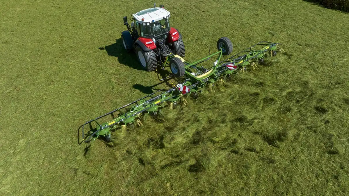 Фото: landmaschinen.krone.de Новый роторный ворошитель Krone Vendro T 1020 в работе