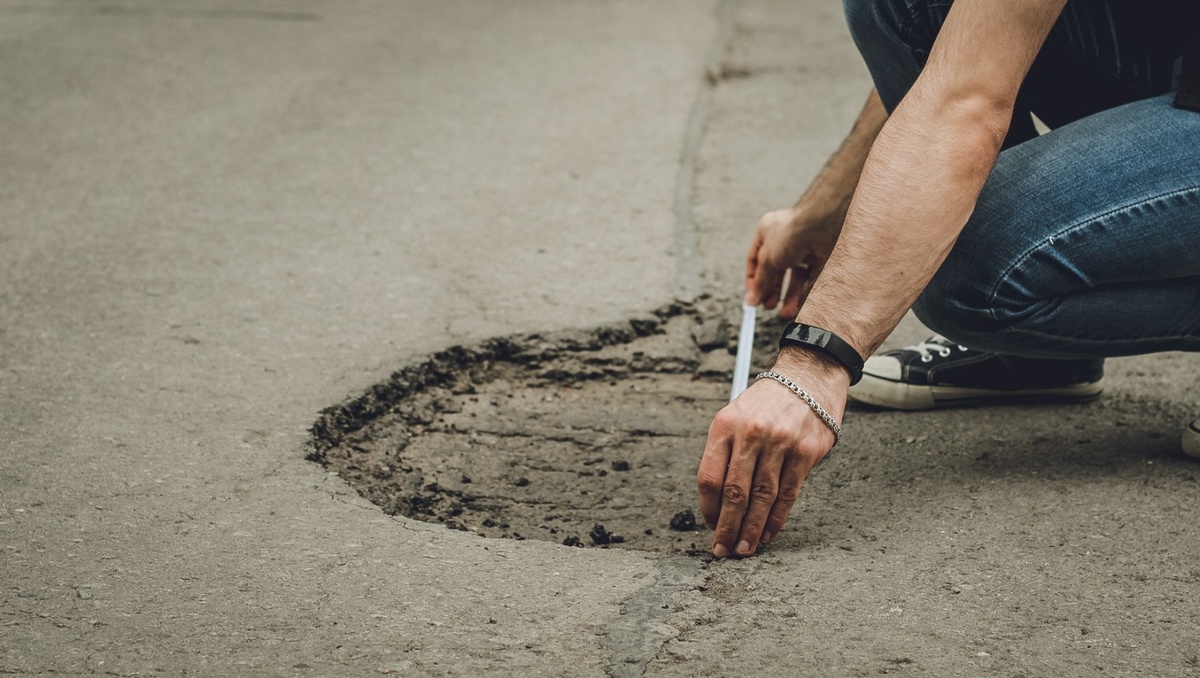     Теперь заделать ямы обещают не раньше 2023 года. Но это не точно.