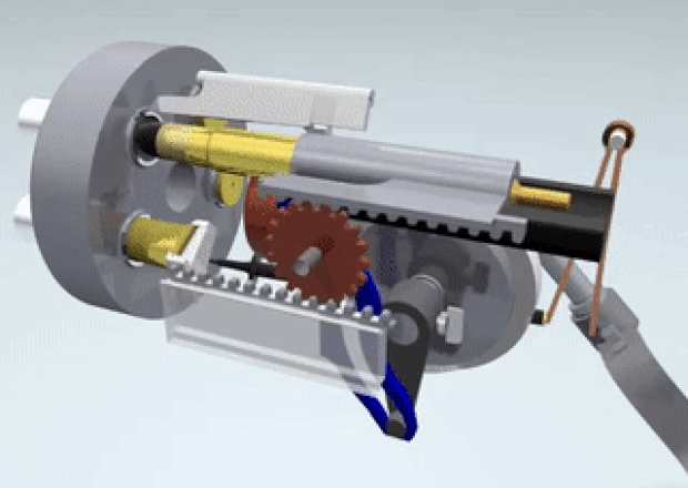 На виде слева более понятно как производится досылание снаряда и экстракция стрелянной гильзы Зубчатое колесо (красное), установлено на внутренней поверхности левой стороны казенной части, и две горизонтальные рейки, работающие в ползунах. Рейка, которая прикреплена к загрузочному поршню, размещена сверху; другая, несущая экстрактор, расположена под зубчатым колесом и параллельно оси бочек, так что при перемещении одной из стоек другая перемещается зубчатым колесом в противоположном направлении. Часть нижней стойки образует изогнутое звено, или хомут (показано синим цветом), в котором работает небольшой кривошип; этот кривошип закреплен на валу, который несет червяк и поворачивается с помощью рукоятки. Вращение этого маленького кривошипа придает двум стойкам попеременное и противоположное движение, так что, пока одна движется вперед, другая движется назад и возвратно-поступательно. Таким образом извлекается стреляная гильза, в то время как заряженный патрон вводится в ствол выше.