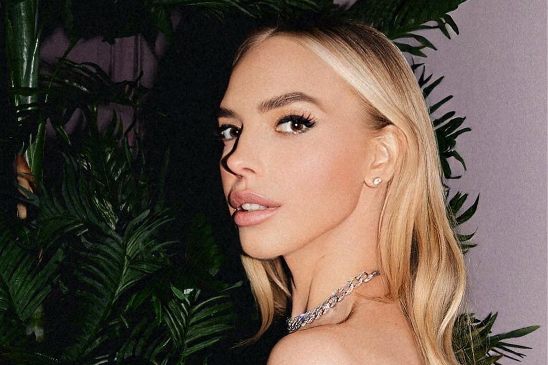     «Движения завораживают!»: Наденька из Comedy Woman без белья стала звездой игривого видео