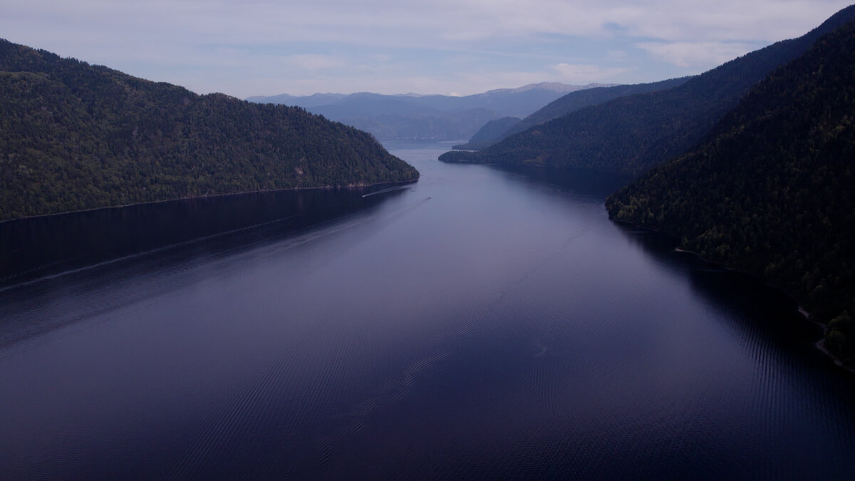 Когда мы только подъехали к озеру, я совсем не впечатлилась. Подумала: серьезно, это знаменитое Телецкое озеро? Но после того, как посмотрела на озеро уже с воды, и увидела кадры с коптера, смогла оценить реальные размеры озера:)
