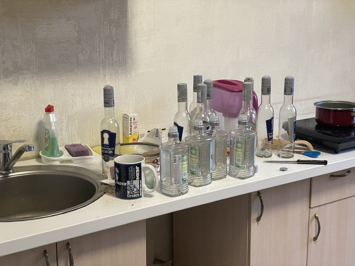 Это малая часть — в квартире было 28 пустых бутылок водки