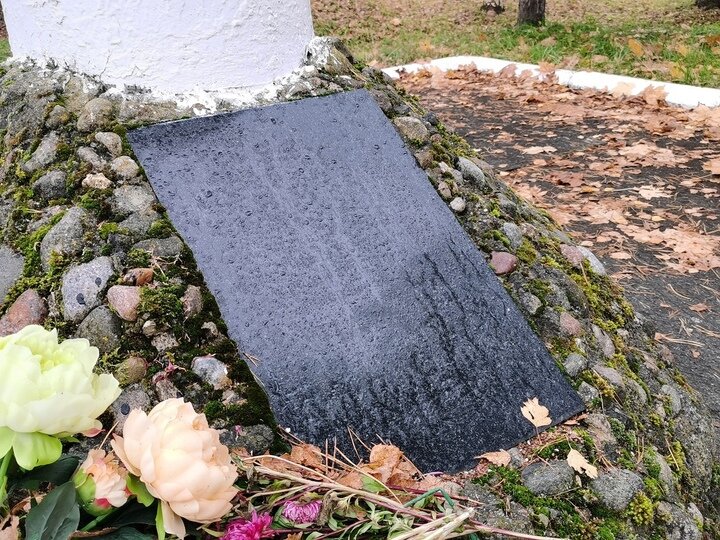     Надпись на мемориале уже невозможно прочитать