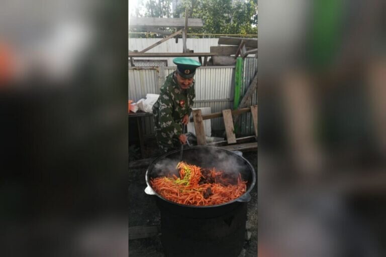    В Оренбургском военном госпитале организовали концерт и угощения для раненых в ходе СВО бойцов Андрей Севостьянов
