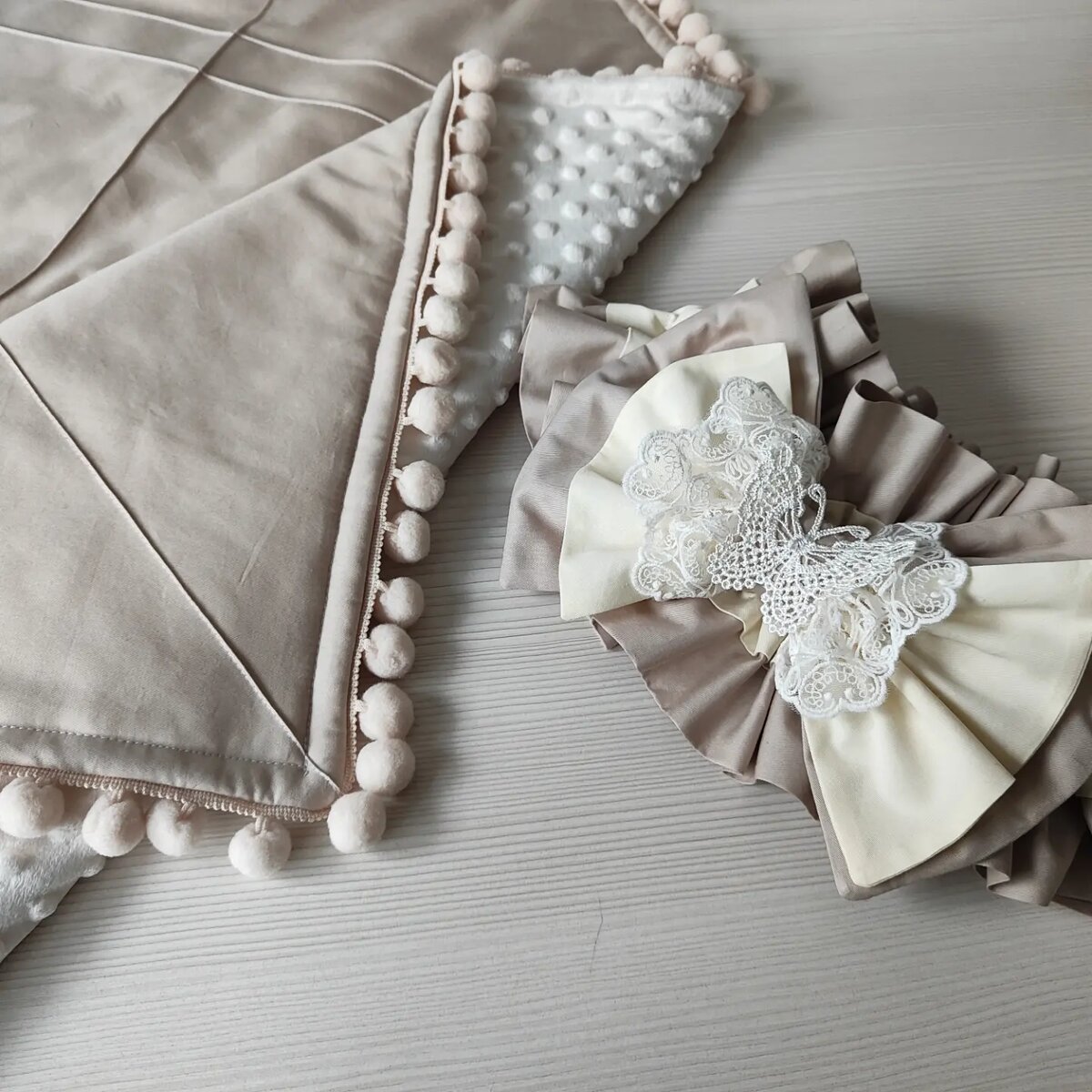 Бант на резинке, одеяло с рельефными швами из премиум сатина и плюша