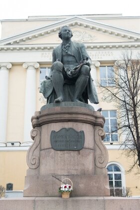    Памятник М. В. Ломоносову во дворе здания факультета журналистики МГУ, соседствующего с Домовым храмом Святой мученицы Татианы