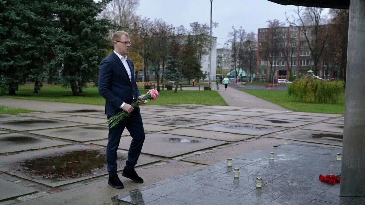    Мэр латвийского города Даугавпилс Андрей Элксниньш возлагает цветы в сквере Славы© Фото : Андрей Элксниньш