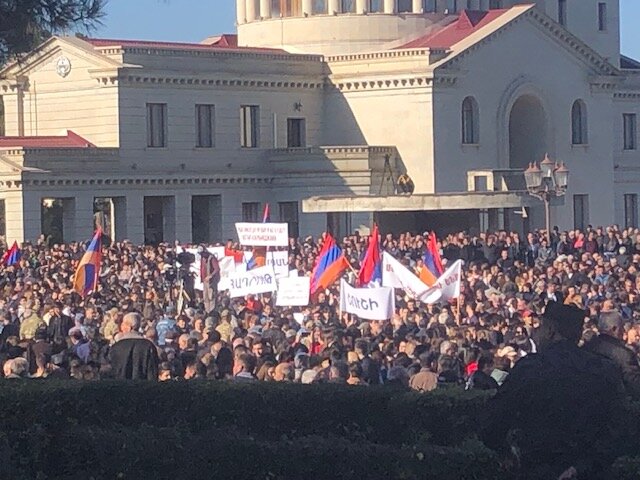 В Степанакерте прошёл многотысячный митинг в поддержку заявления Национального собрания Арцаха. Фоторепортаж