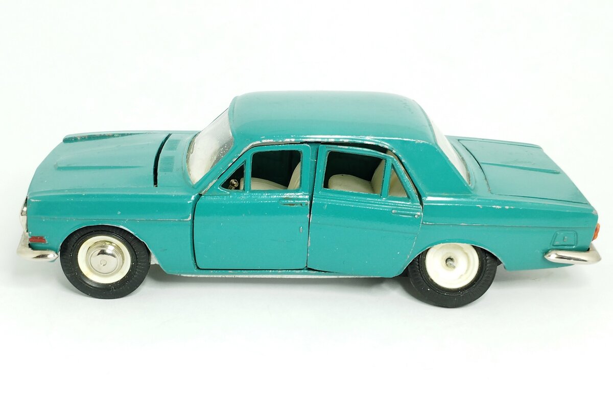 Модель ГАЗ-24 "Волга" до восстановления (вид слева) 