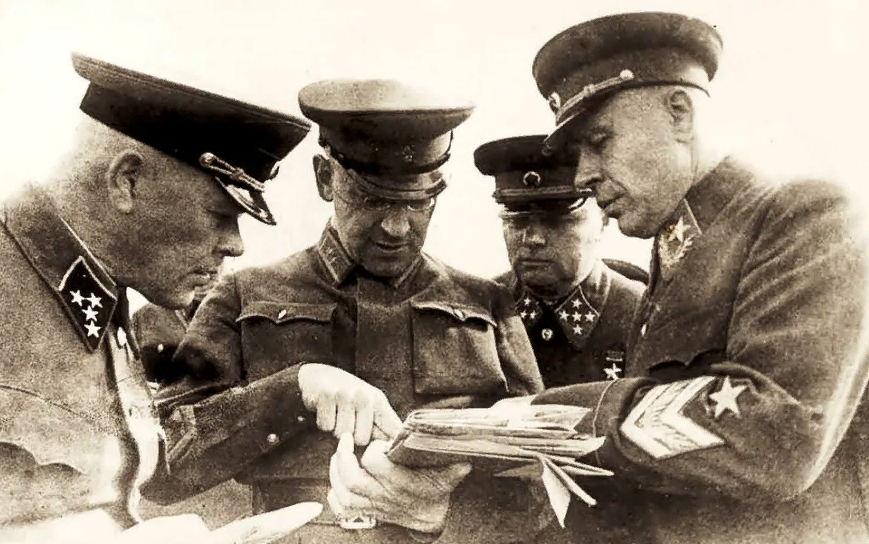 Дмитрий Павлов (крайний слева)