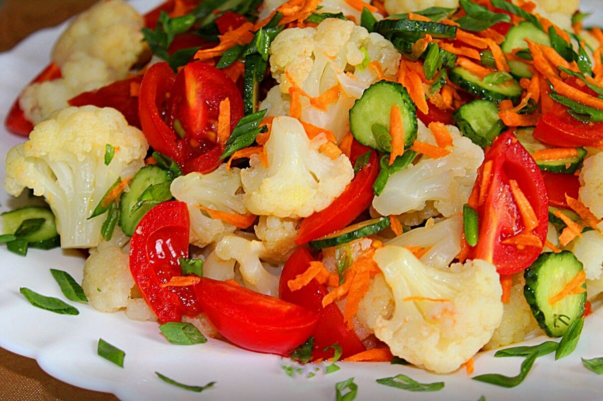 Салат из цветной капусты с овощами
