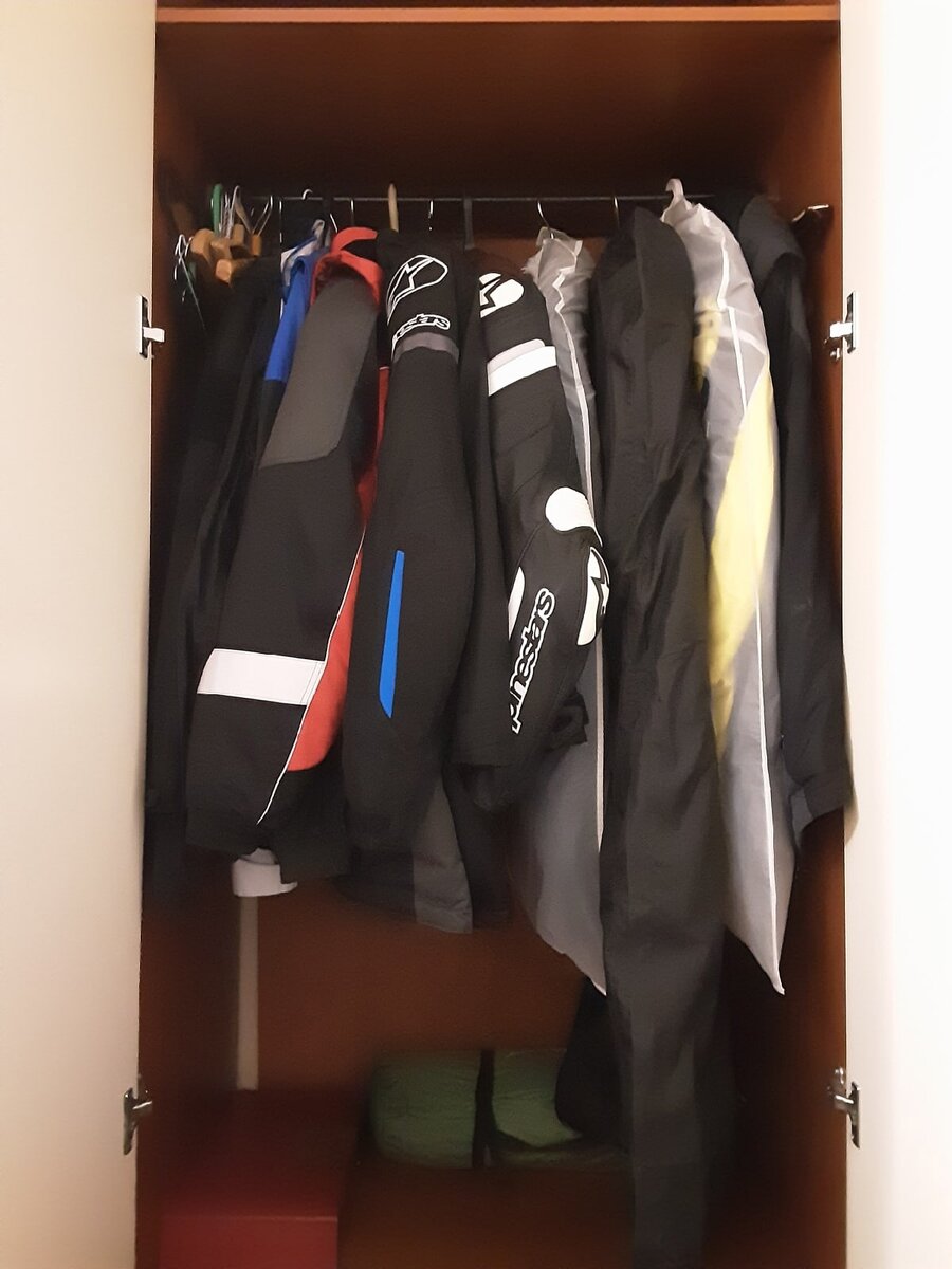Куртки автора в новом шкафу. Фото автора. Внизу еще палатку видать.