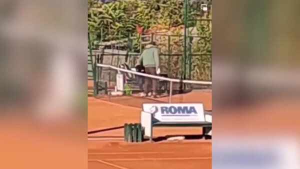 В Сербии отец жестоко избил дочь ногами на теннисном корте © Twitter