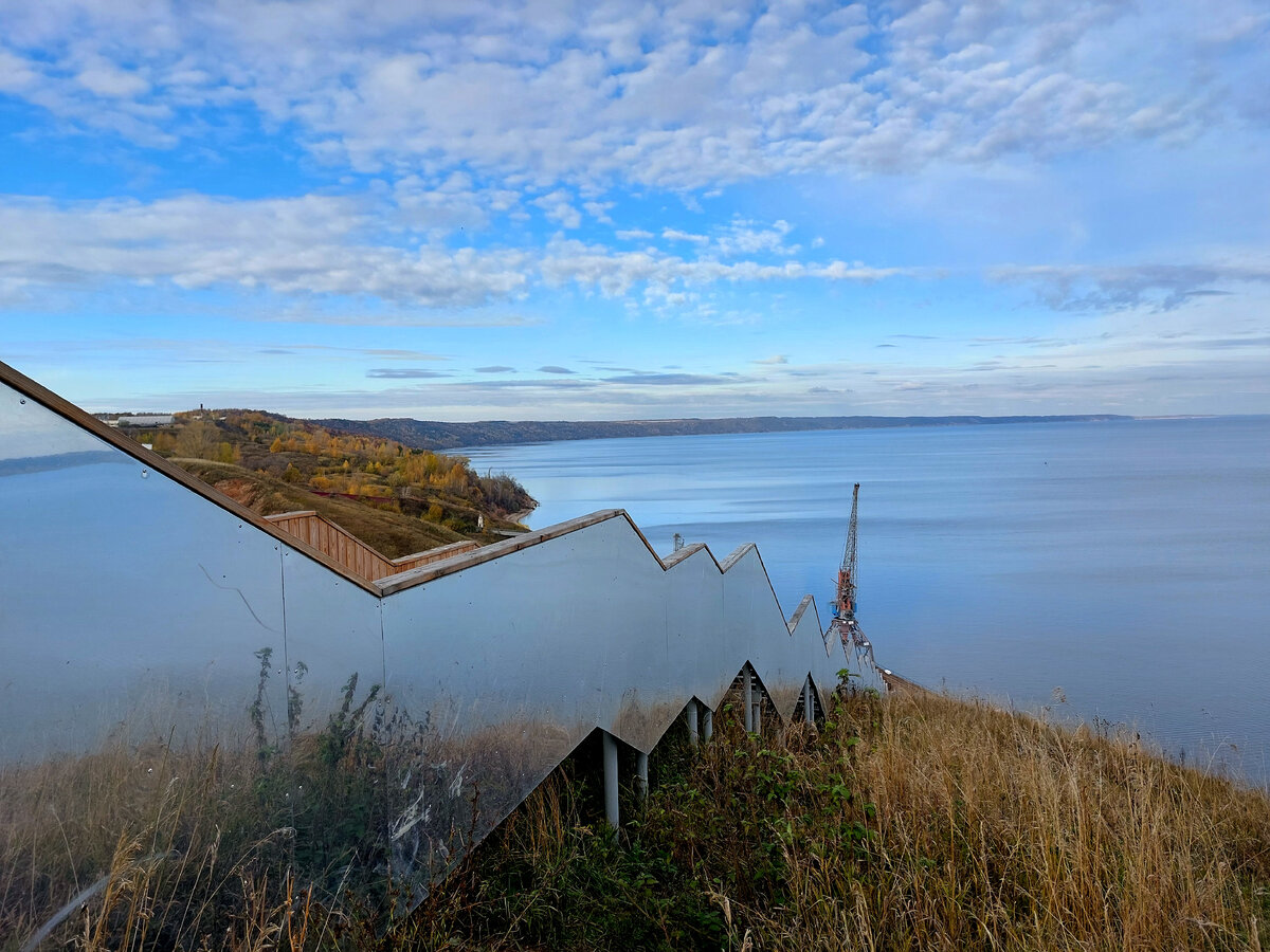 Лестница спускается к пассажирскому причалу