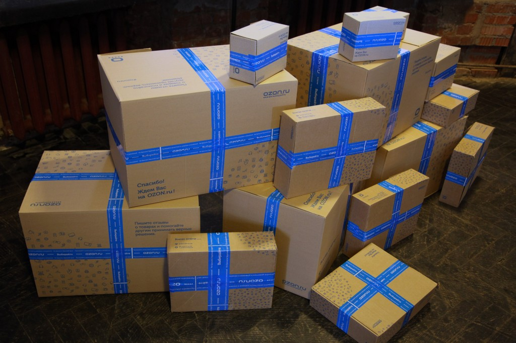Упаковка для товаров озон pvlogistic ru. Упаковка товара на складе. Склад Озон. Упаковка заказа. Много коробок.
