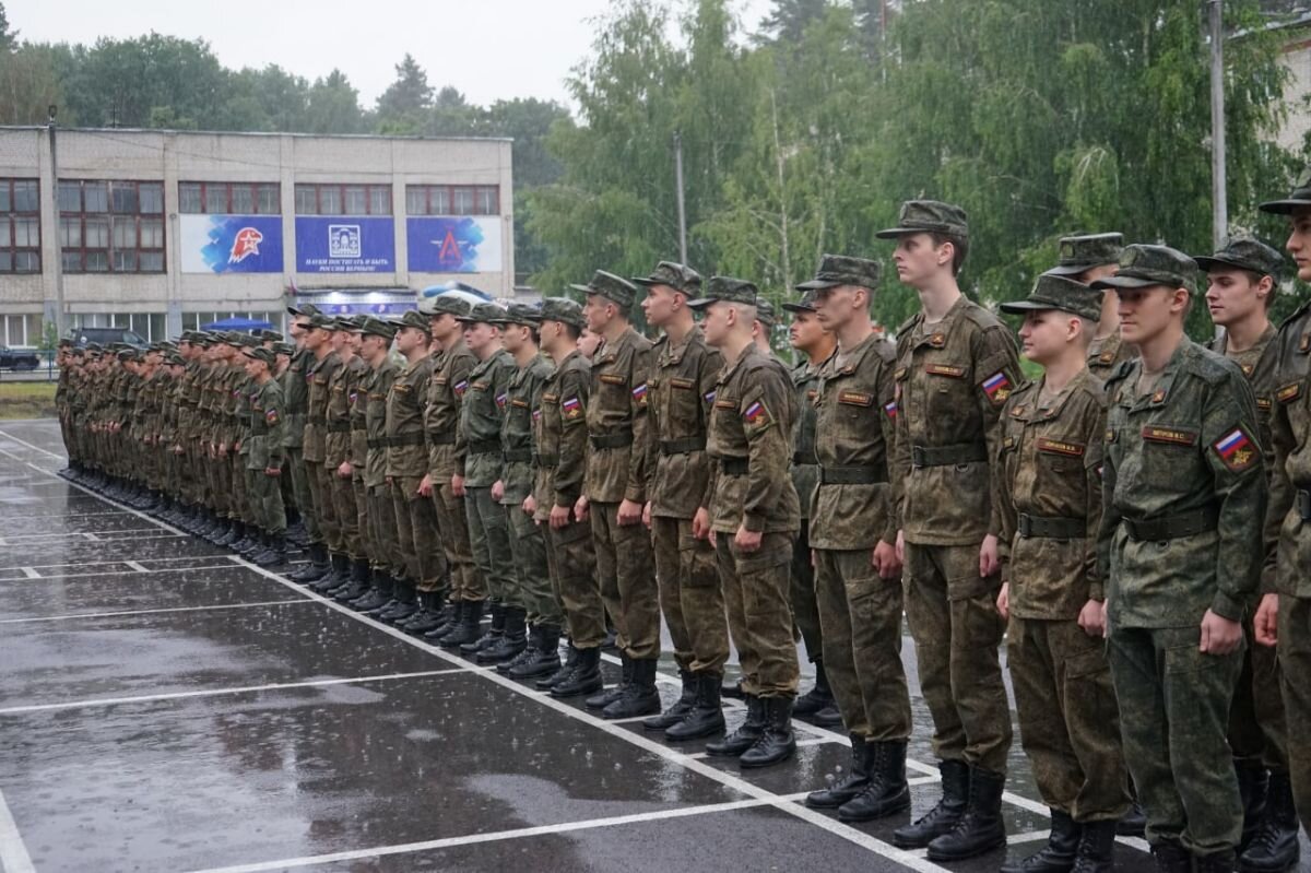 ... После построения все разошлись по своим делам... Фото в свободном доступе