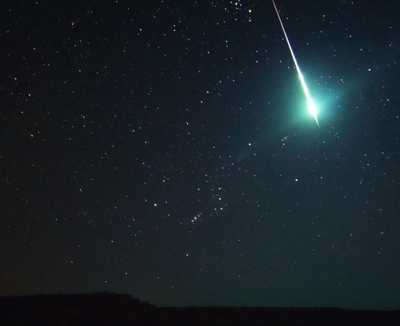 Кто на падение звезды желанье загадает, кого она своим паденьем испугает...