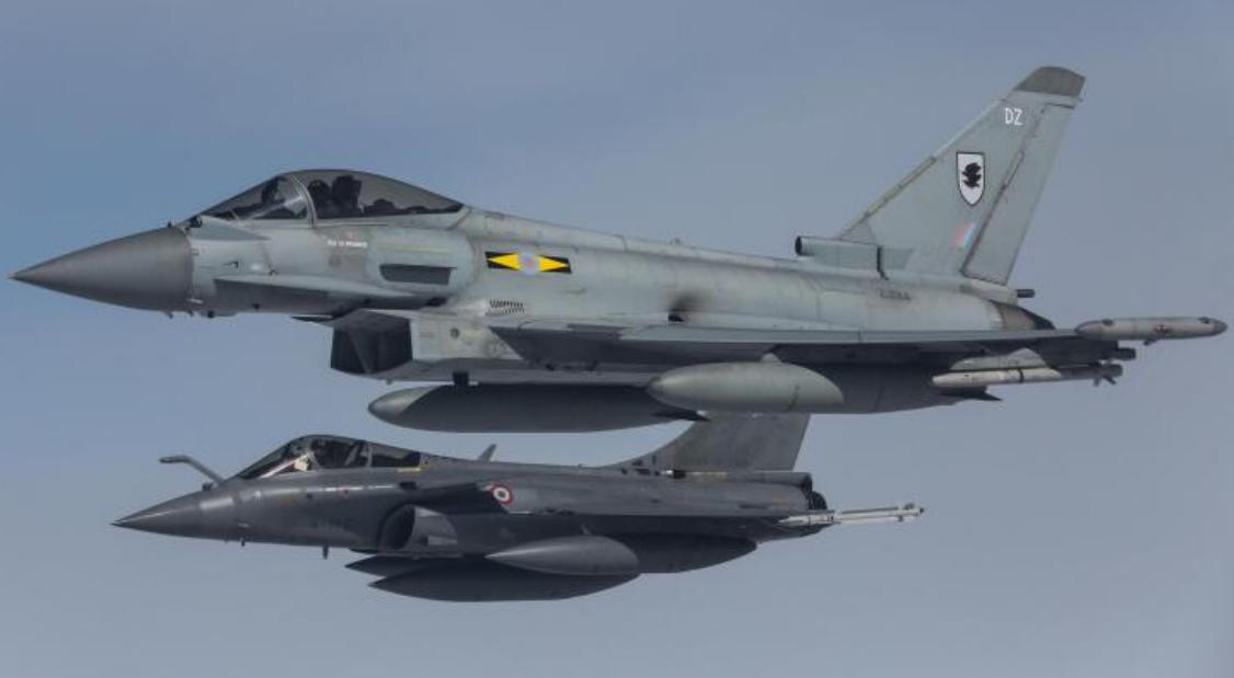 Эта "сладкая парочка" Eurofighter Typhoon и Dassault Rafale так и не смогли создать денежный задел для европейского самолёта будущего. Все тендеры, за редким исключением в Европе они начисто проиграли американцам. И теперь вполне могут стать последними истребителями европейского производства на ближайшие десятилетия. Фото RAF