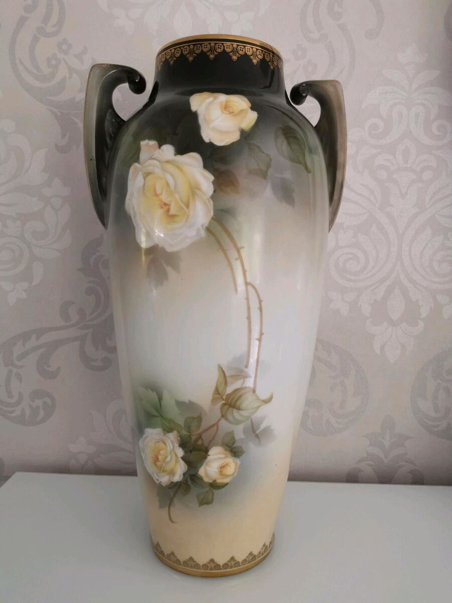 Ещё одна ваза той же формы, но иной росписи.