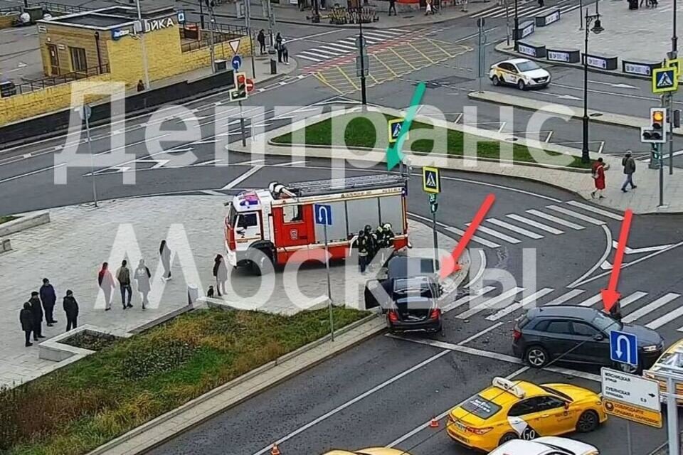     Из-за аварии свободным для проезда остался только левый ряд  Департамент транспорта Москвы
