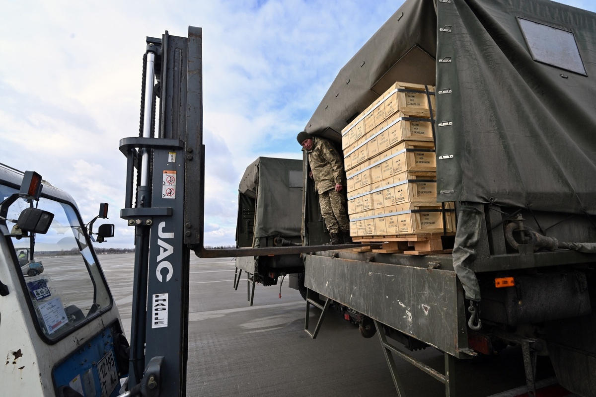     Поставки США военной помощи Украине / AFP / Sergei SUPINSKY