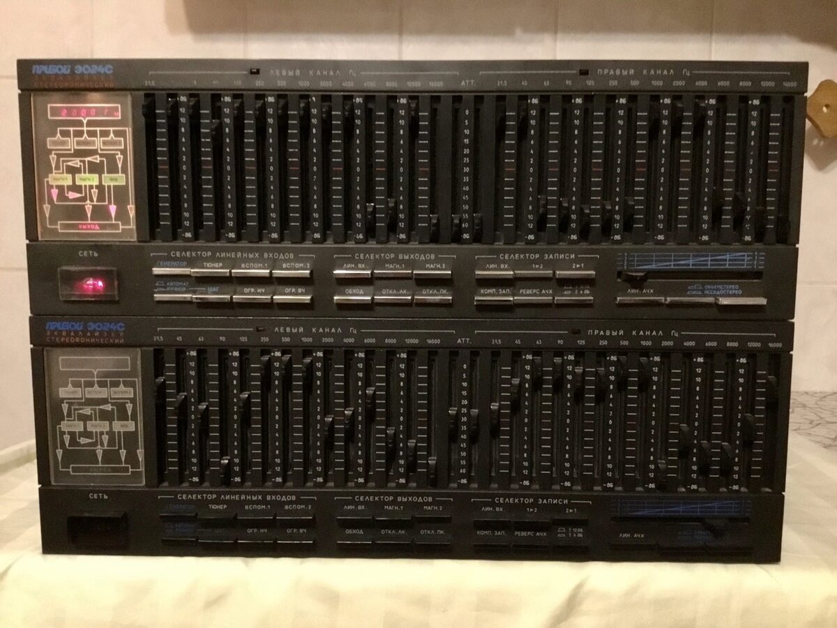 Были как хромированные кнопки коммутации и включения функций, так и черные.