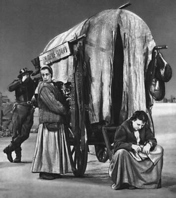 Елена Вайгель (Анна Фирлинг) в спектакле театра «Берлинер ансамбль», 1951 год