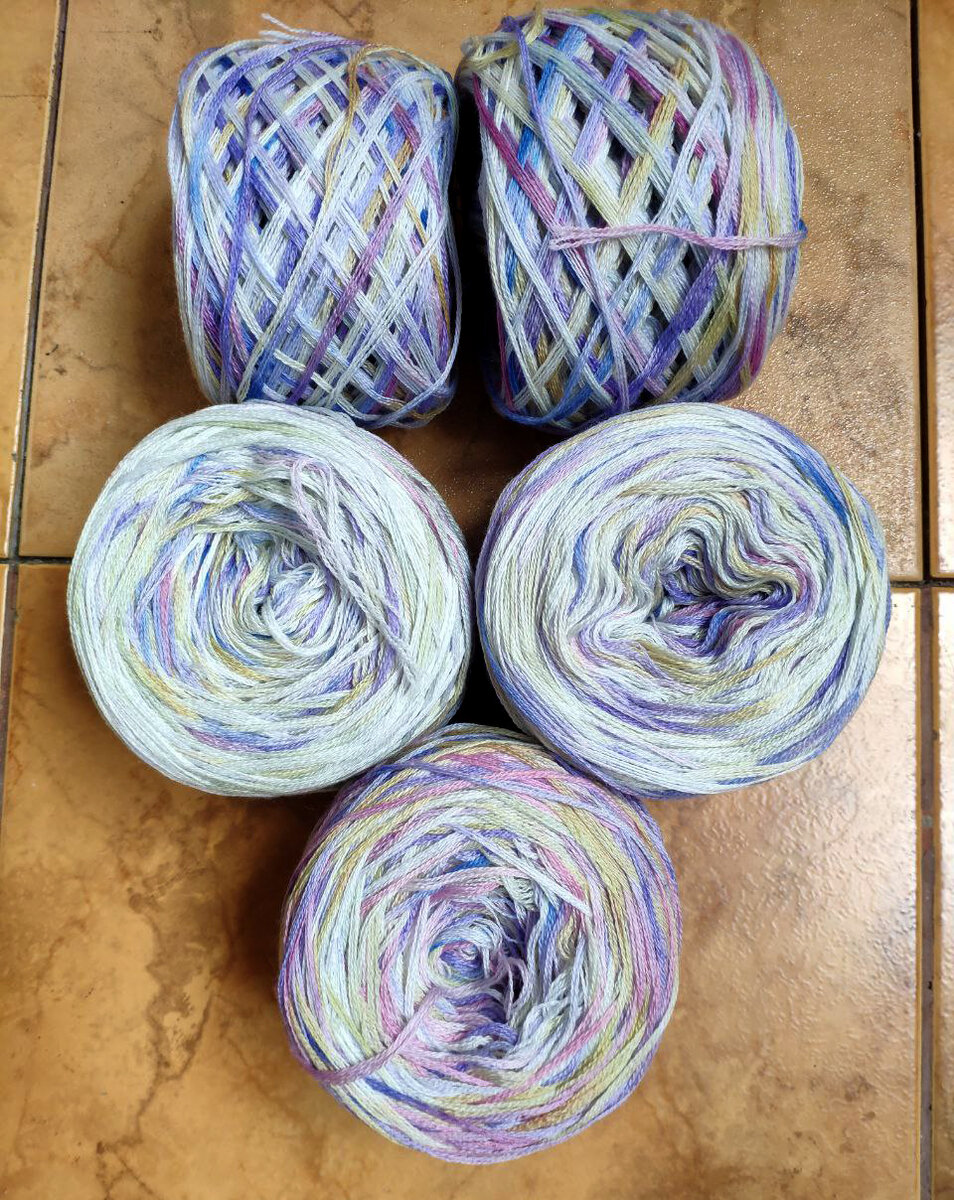 Те же пасмы уже перемотанные в мотки. Уже есть значительная разница в восприятии цвета. А каким он получится в полотне, интересно))