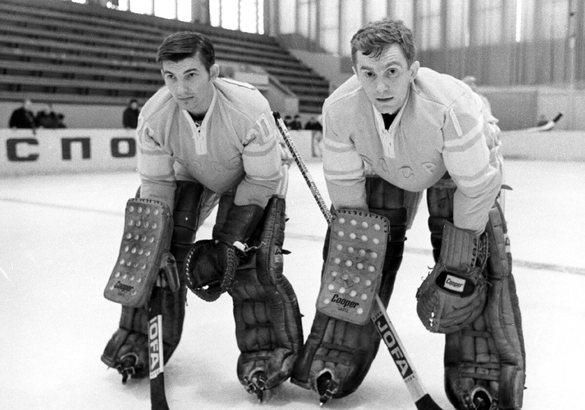 Вратари сборной СССР Владислав Третьяк и Александр Пашков в 1972 году. Фото РИА Новости