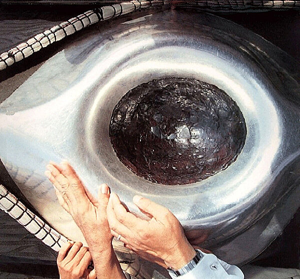 Чёрный (Райский) камень в центре углубления. Фото из интернета. Яндекс картинки. 