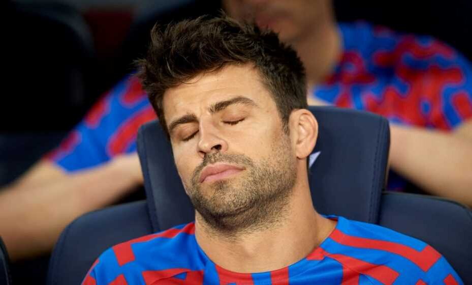    Жерар Пике уснул на скамейке запасных. Фото: Reuters