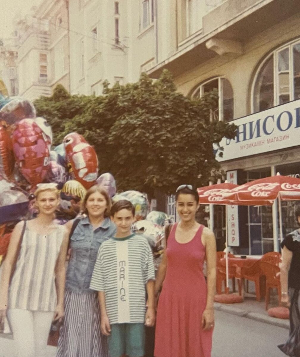    Тина Канделаки (справа) с друзьями в юностиСоцсети Тины Канделаки