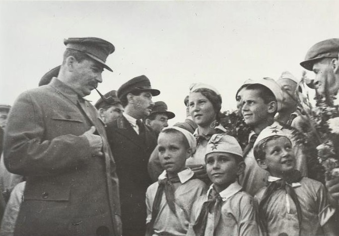 Иосиф Стали и пионеры 1930г.