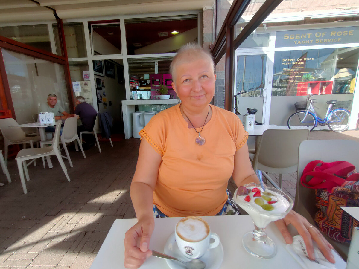 Капучино в Варацце (Лигурия) в конце октября 2022 года. Так себе...